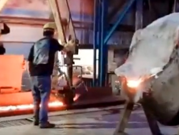 Den multifunktionelle støbe manipulator foran ovnen, der gælder for støbeindustrien